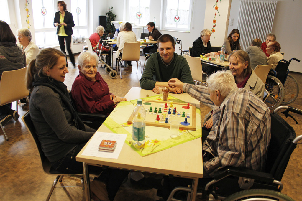 Mitarbeiter der Firma Omnicom Media Group bei einem Spielenachmittag mit Senioren im Seniorenwohnheim TABEA