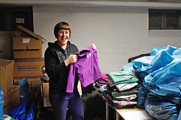 Hilfe beim Sortieren von Kleidung für Flüchtlinge