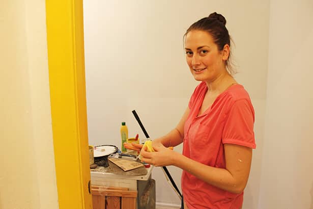 Eine Freiwillige von Olympus bei den Aufräumarbeiten in der ersten Kemenate Frauen-Wohnung