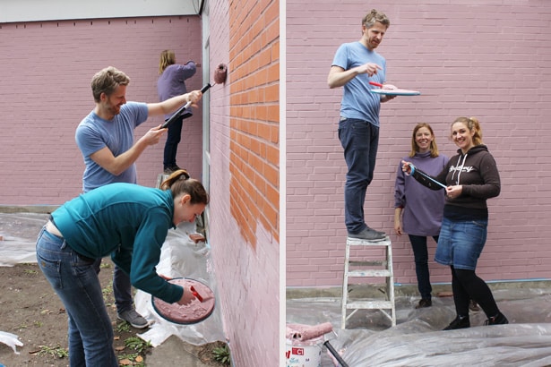 Freiwillige von tesa streichen eine Wand im Haus der Jugend Wilhelmsburg