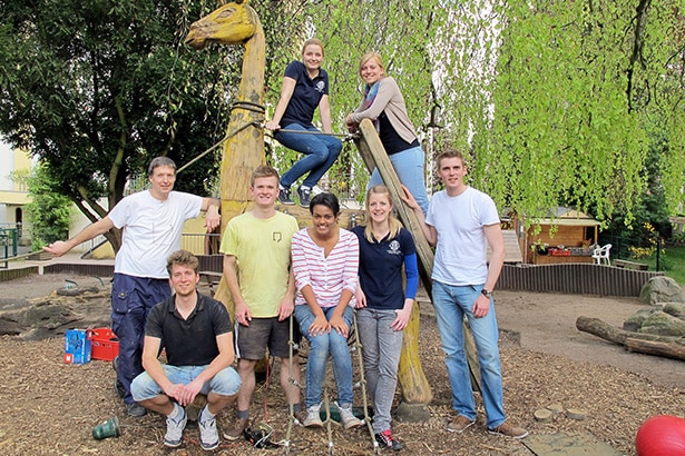 Freiwillige von tatkräftig verschönern den Garten im Kinderhaus Rahlstedt