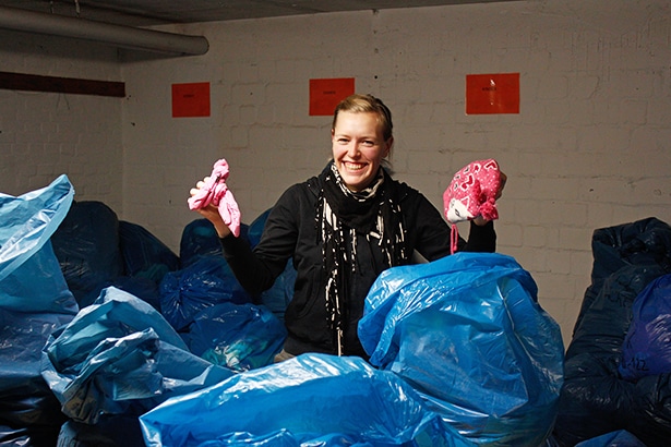 Hier gibt es noch viel zu tun! tatkräftig-Freiwillige helfen beim Sortieren von Kleidung für Flüchtlinge