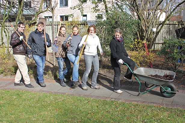 Fit für den Frühling! Freiwillige bringen den Garten des ELIM Seniorencentrum auf Vordermann