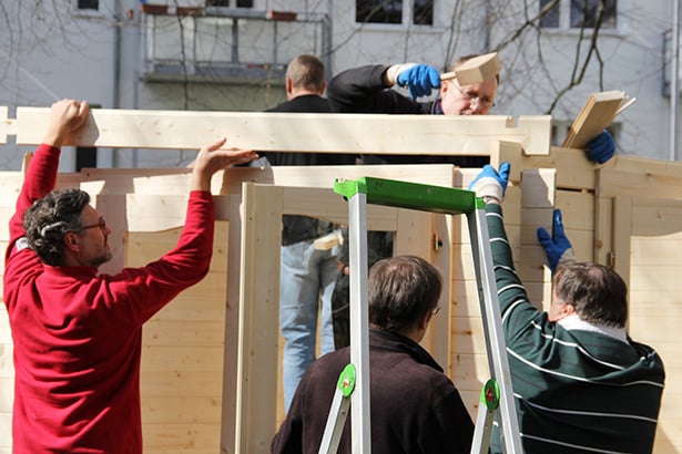 Freiwillige von Airbus bauen einen Pavillon für das Wohnhaus Hufnerstraße